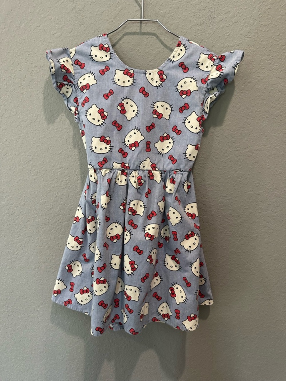 Hello kitty dress Sz 7-8 tie detail at back